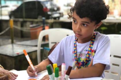 Projetos aprovados em Goiânia ampliam direitos de estudantes com TEA, TDAH e dislexia