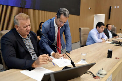 Vereadores cobram BRK e Saneago por falhas no serviço de esgoto em Aparecida de Goiânia