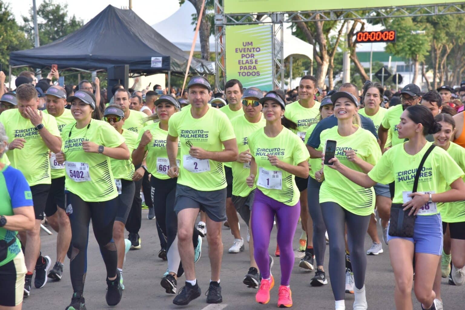 Corrida em defesa das mulheres tem a participação de mais de 3 mil pessoas no Circuito Mulheres Aparecida