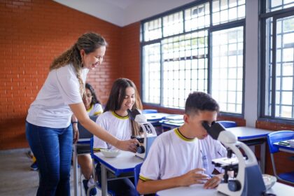 Professores da rede estadual recebem progressão na carreira